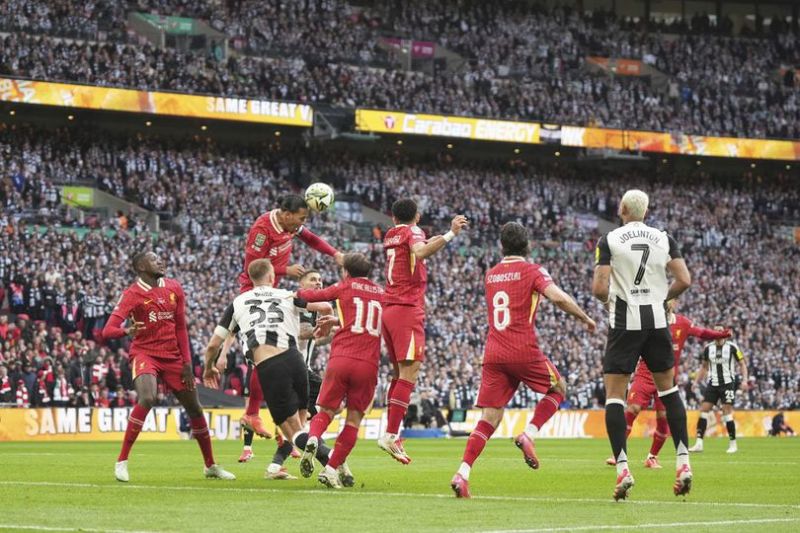 Duel Liverpool vs Newcastle di final Carabao Cup di Stadion Wembley, Minggu (16/3/2025). (c) AP Photo/Alastair Grant