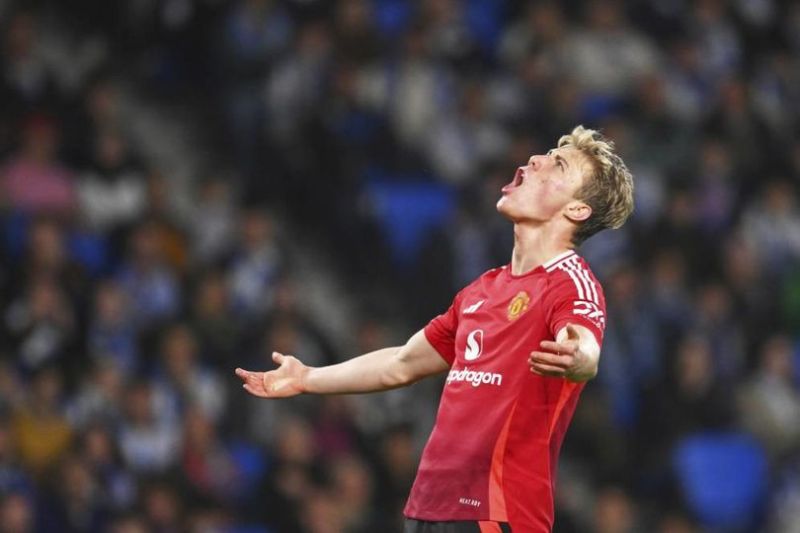 Reaksi Rasmus Hojlund dalam laga leg pertama babak 16 besar Liga Europa antara Real Sociedad vs Manchester United, Jumat (7/3/2025). (c) AP Photo/Miguel Oses