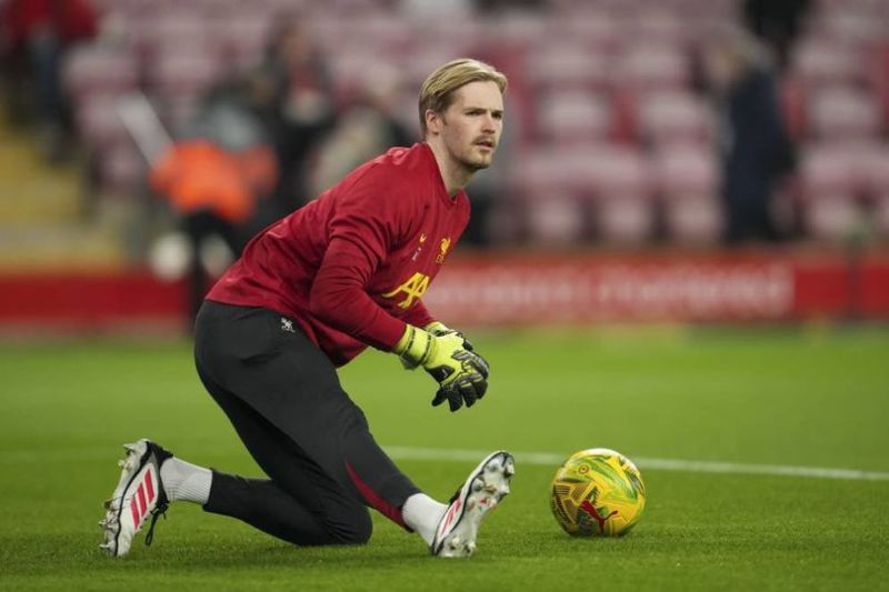 Caoimhin Kelleher melakukan pemanasa sebelum laga leg kedua semifinal Carabao Cup antara Liverpool vs Tottenham, Jumat (7/2/2025) dini hari WIB. (c) AP Photo/Jon Super