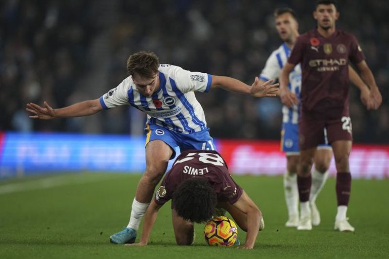 Aksi pemain Brighton saat berjumpa Man City pada pekan ke-11 Premier League 2024/2025 (c) AP Photo/Alastair Grant