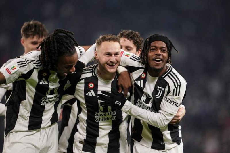 Pemain Juventus Teun Koopmeiners merayakan gol kedua timnya dalam laga babak 16 besar Coppa Italia melawan Cagliari, Rabu (18/12/2024). (c) Fabio Ferrari/LaPresse via AP