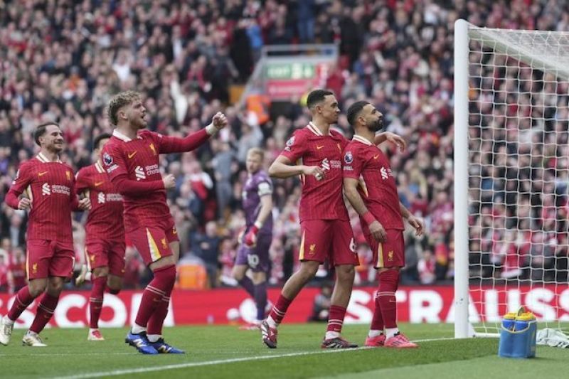 Mohamed Salah (kanan) merayakan gol kedua Liverpool dalam laga kontra Southampton di Premier League, Sabtu (8/3/2025). (c) AP Photo/Jon Super