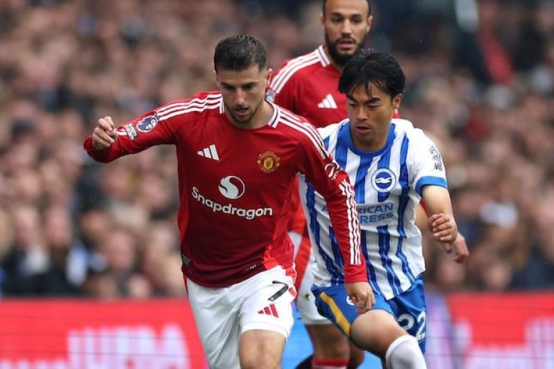 Mason Mount mencoba keluar dari tekanan Kaoru Mitoma di laga Brighton vs MU, Sabtu (24/8/2024) (c) MUFC Official