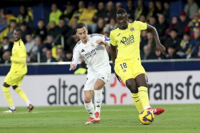 Lucas Vazquez (kiri) berebut bola dengan Pape Gueye dalam laga Villarreal vs Real Madrid di La Liga, Minggu (16/3/2025) dini hari WIB. (c) AP Photo/Alberto Saiz