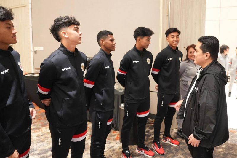 Ketua Umum PSSI, Erick Thohir, memberikan suntikan semangat kepada Timnas U17 Indonesia pada acara pelepasan yang berlangsung pada Sabtu (15/3).(PSSI)