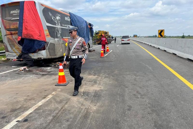 Evakuasi bus Miyor tujuan Padang- Jakarta yang mengalami kecelakaan tunggal di ruas tol Kayuagung, Kabupaten OKI, Sumatera Selatan, Kamis (10/4/2025).(Dokumentasi PT Waskita Sriwijaya Tol)