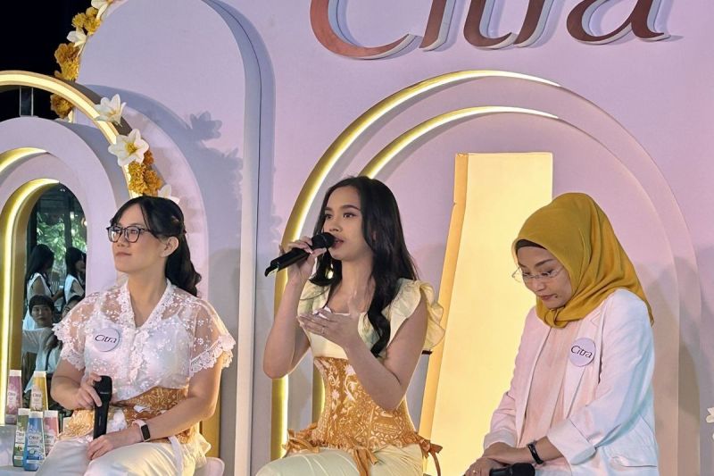 Penyanyi Lyodra Ginting (tengah) dalam acara peluncuran produk Citra UV Body Lotion Baru yang digelar di Cilandak, Jakarta Selatan, Jumat (25/4/2025)(KOMPAS.com/DEVI PATTRICIA)