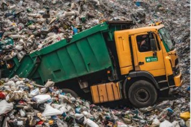 Truk sampah di TPS