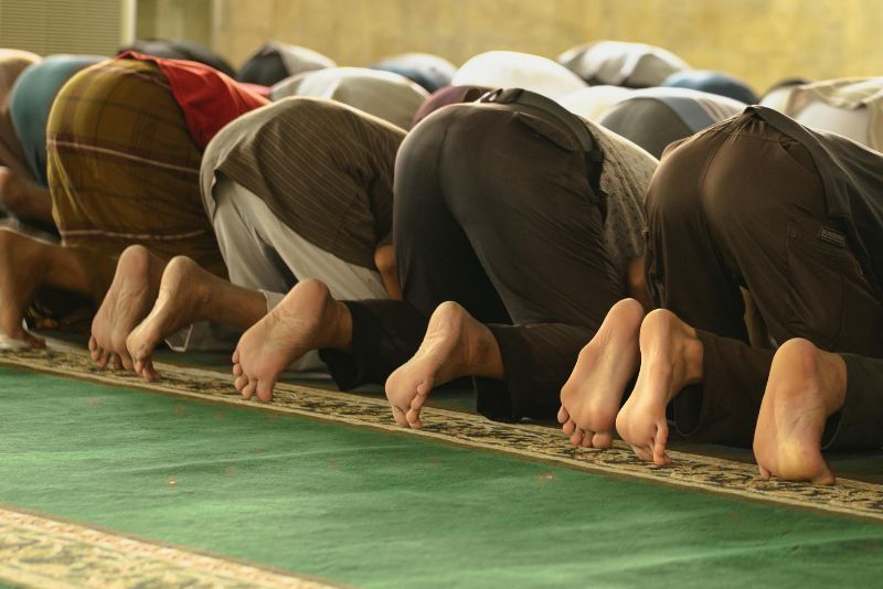 Apakah Boleh Shalat Menggunakan Celana Ketat