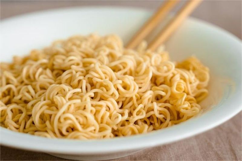 mie instan dikonsumsi masyarakat sebagai makanan utama