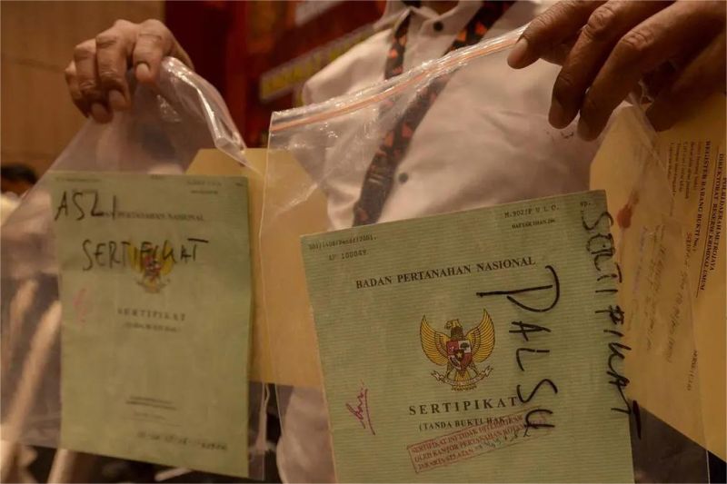 foto barang bukti sertifikat tanah palsu yang disita polisi di atas meja