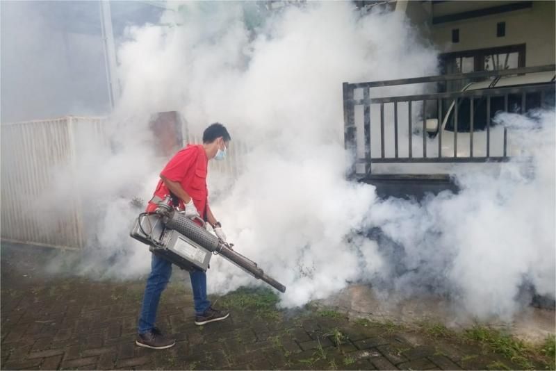 ilustrasi petugas kesehatan melakukan fogging di pemukiman untuk cegah DBD