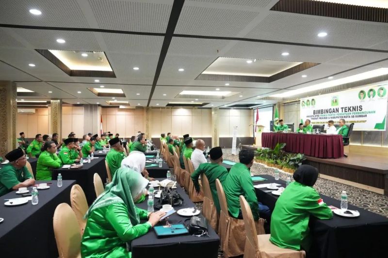 Pengarahan Sekretaris Jenderal Dewan Pimpinan Pusat Partai Persatuan Pembangunan (PPP) Arwani Thomafi kepada jajaran anggota DPRD se-Sumatera Barat, di Padang, Minggu (11/5/2025). ANTARA/HO-PPP