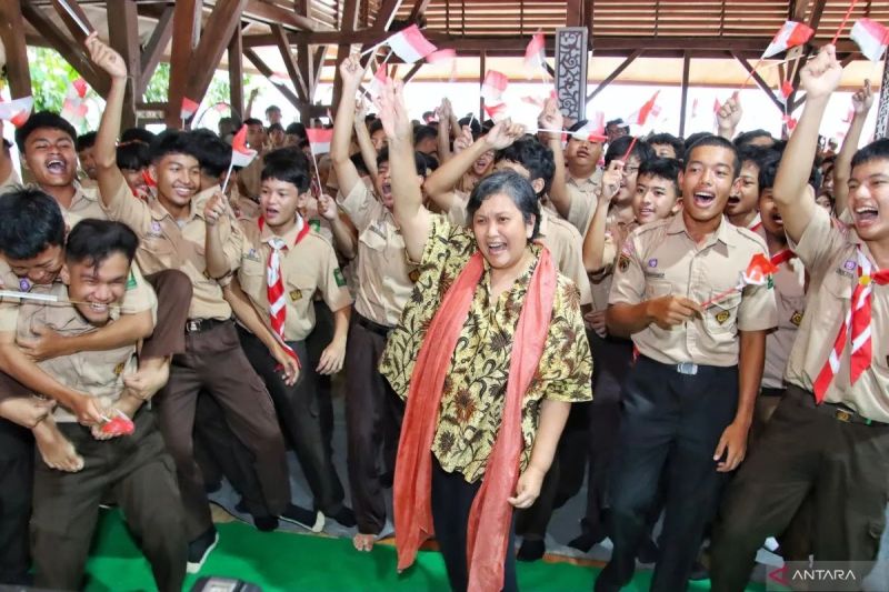 Wakil Ketua MPR RI Lestari Moerdijat bersama siswa SMA Negeri 1 Purwokerto. ANTARA/HO-MPR.