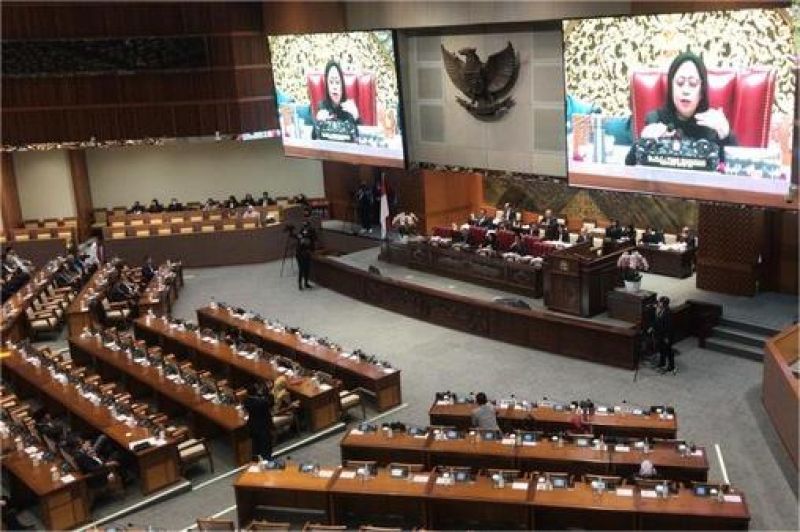 ilustrasi anggota DPR sedang membahas RUU di ruang sidang paripurna