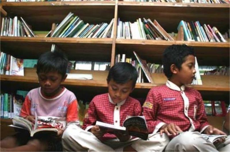 Bimbel Terlalu Mahal? Pelajar Sekarang Kompak Belajar Bareng di Perpus dan Cafe!