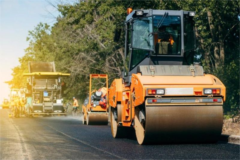 pembangunan jalan tol di wilayah Indonesia dengan alat berat dan pekerja konstruksi