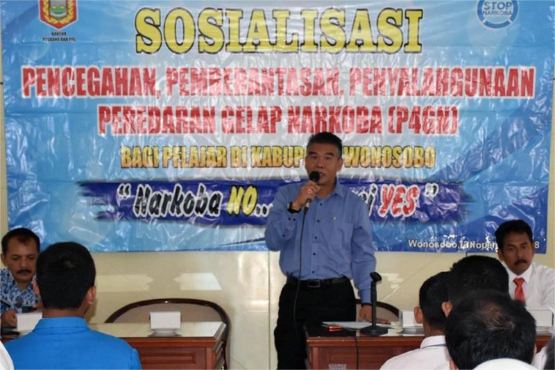 ilustrasi polisi dan guru melakukan edukasi bahaya narkoba di sekolah