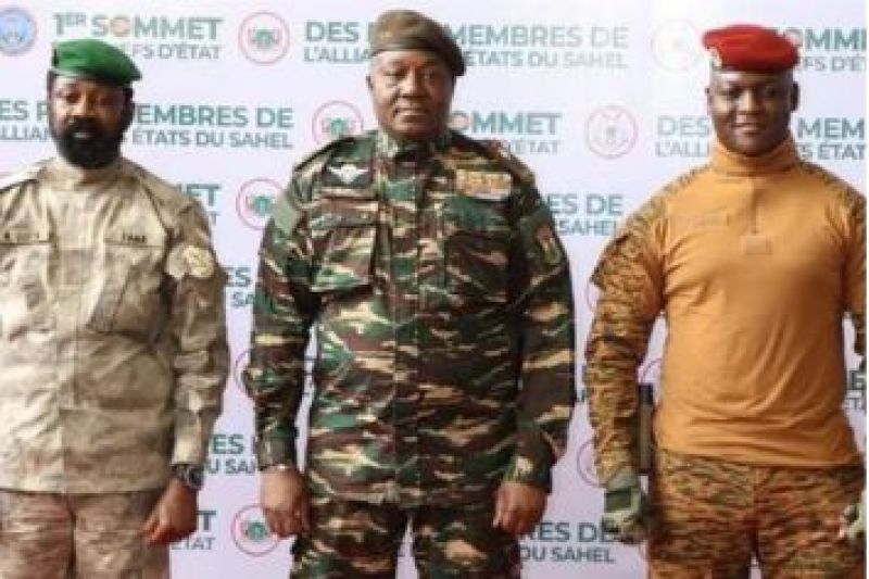 Negara-negara tetangga Mali dan organisasi regional seperti ECOWAS (Economic Community of West African States) terlibat dalam membantu meredakan ketegangan dan mencoba mengembalikan demokrasi