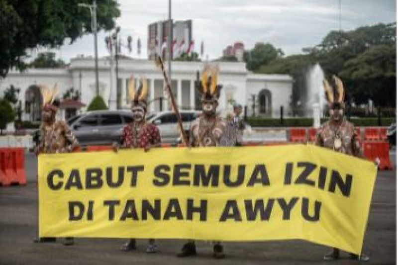 Potret Suku Awyu sedang melakukan aksi protes