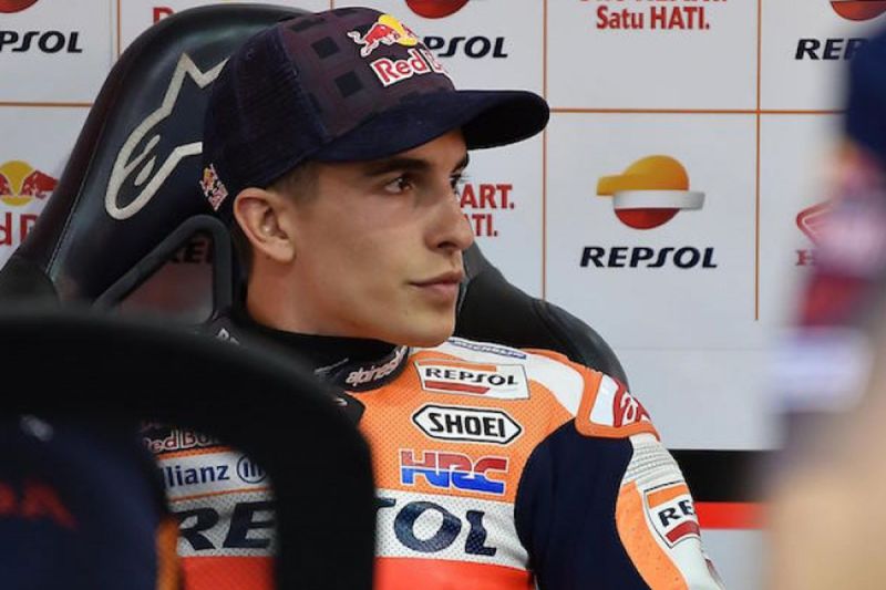 Pebalap Repsol Honda asal Spanyol, Marc Marquez, menunggu di paddock pada hari kedua tes pramusim ke-3 MotoGP 2013 di Sirkuit Losail, Qatar, Sabtu (11/3/2017).(MOTOGP.COM)