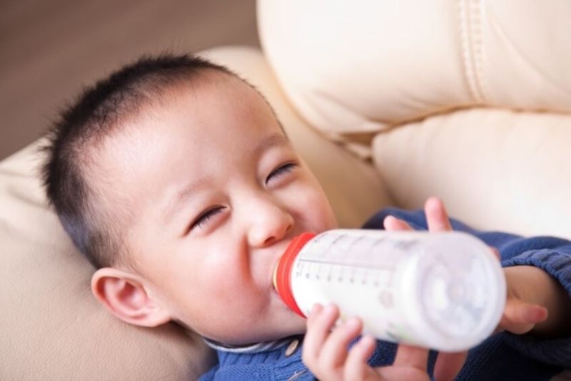 Pemberian susu dengan botol memperbesar risiko gigi berlubang.(Babydotdot)