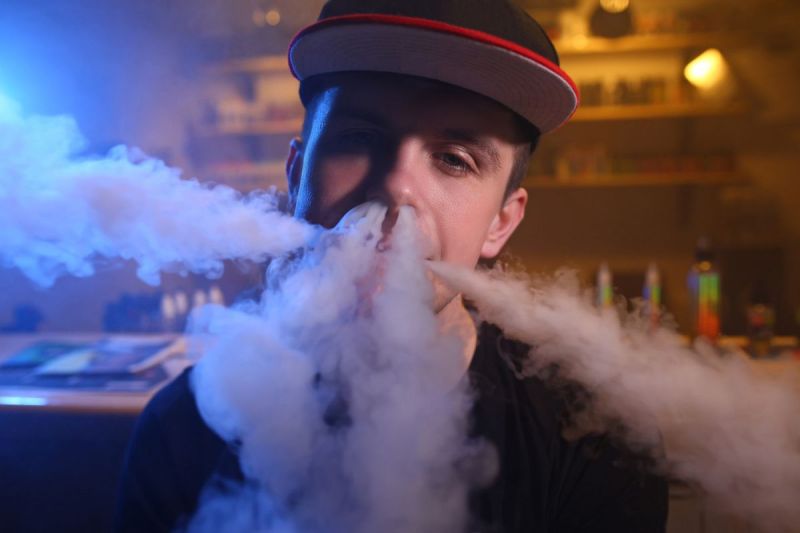 Ilustrasi merokok vape. Di usia 30-an, masalah kesehatan bisa mulai muncul sebagai dampak gaya hidup tidak sehat, seperti merokok, minum alkohol berlebihan, dan 'mageran'.(licsiren)