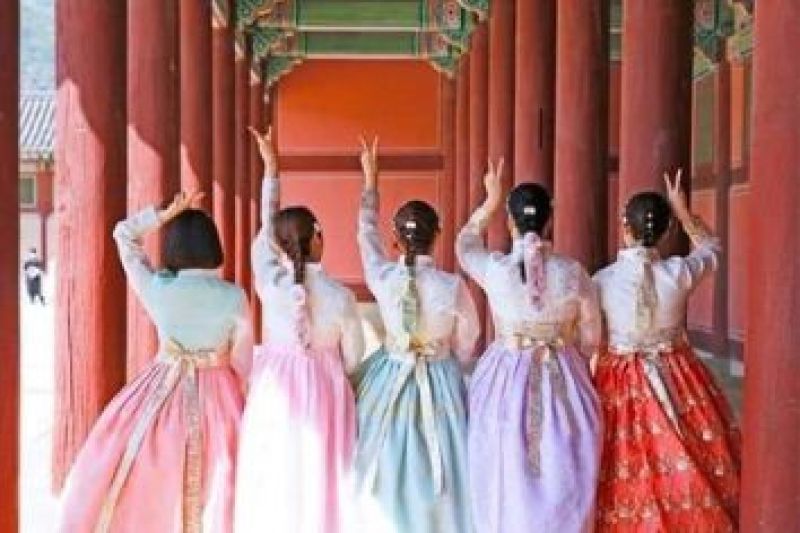 Pakaian Adat Hanbok Korea: Elegansi Warna dan Sejarah yang Bergerak