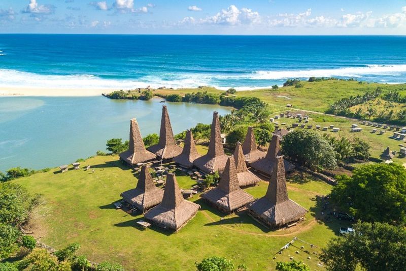 Kampung Adat Ratenggaro, NTT. Beberapa hari lalu beredar video dua wisatawan yang mengalami pungutan liar ketika berwisata di Kampung Adat Ratenggaro.(SHUTTERSTOCK)