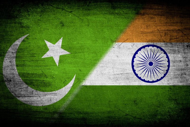 Bendera Pakistan (kiri) dan bendera India (kanan).(SHUTTERSTOCK/ SHIRINKIN YEVGENY)