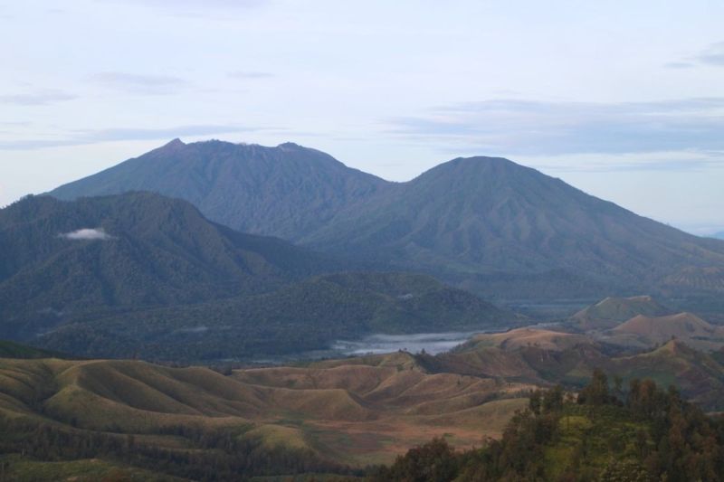 Pemandangan gunung raun dan kawah wurung yang tampak dalam pendakian ke kawah ijen (BAGUS SUPRIADI/KOMPAS.COM)