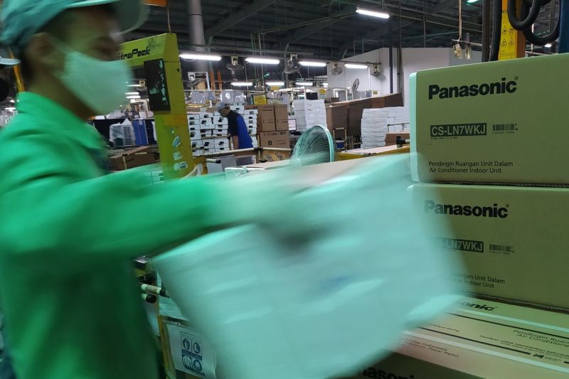 Pekerja mengepak AC di Panasonic Manufacturing Indonesia (PMI) Jakarta Timur, Selasa (16/3/2021).