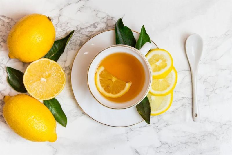 minuman sehat pagi hari seperti air lemon, teh hijau, dan infused water