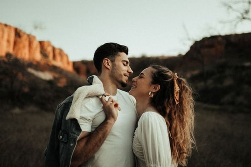 Menyampaikan ucapan selamat ulang tahun dan doa pada pasangan dapat membuat hubungan semakin erat dan romantis. (UNSPLASH/CHARLY PN)