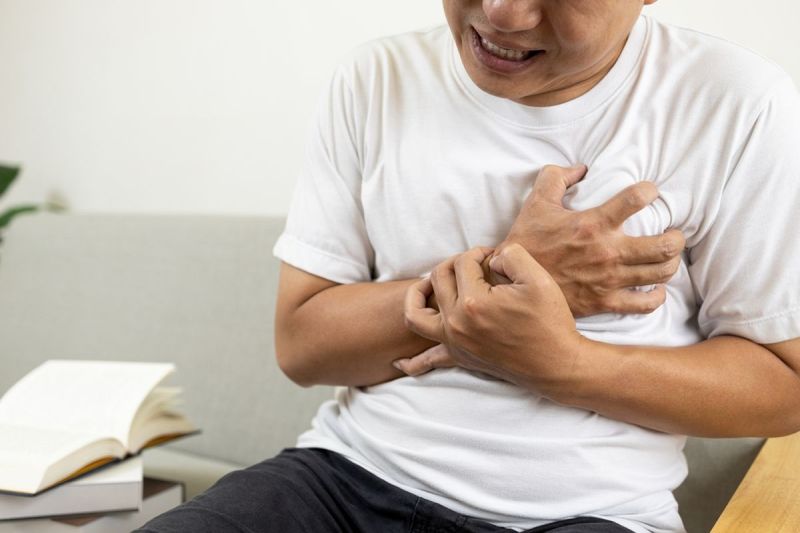 Gejala penyakit jantung. Tanda serangan jantung terkadang disalahpahami sebagai GERD, sehingga disepelekan. Dokter ini menjelaskan perbedaannya.(Shutterstock/CGN089)