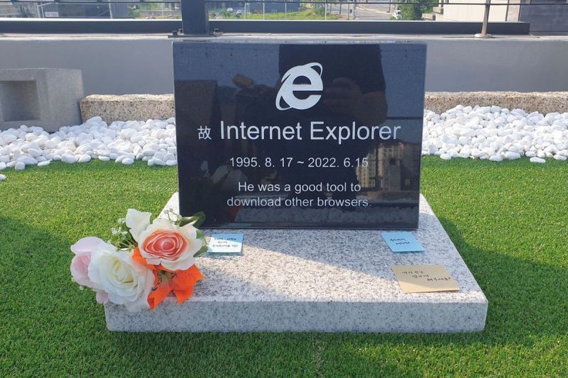 Batu nisan peramban Internet Explorer (IE) dibuat oleh pria asal Korea Selatan bernama Jung Ki-young di Kota Gyeongjo bagian selatan(Engadget/Jung Ki-Young)