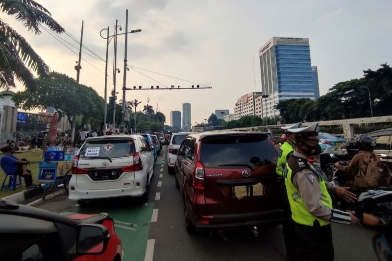 Massa aksi sopir taksi online yang menggelar demo di depan Gedung DPR, Senayan, Jakarta Rabu (21/9/2022), menutupi nomor polisi (nopol) mobil yang dibawa.(KOMPAS.com/Muhammad Isa Bustomi)