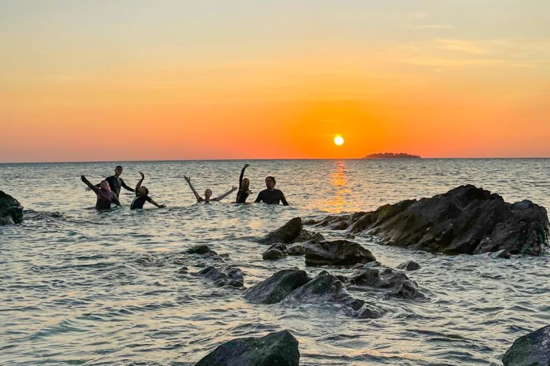 Menanti Sunset di Pantai Tanjung Gelam Karimunjawa.(INSTAGRAM.com/AAN_TIANLAJANU)