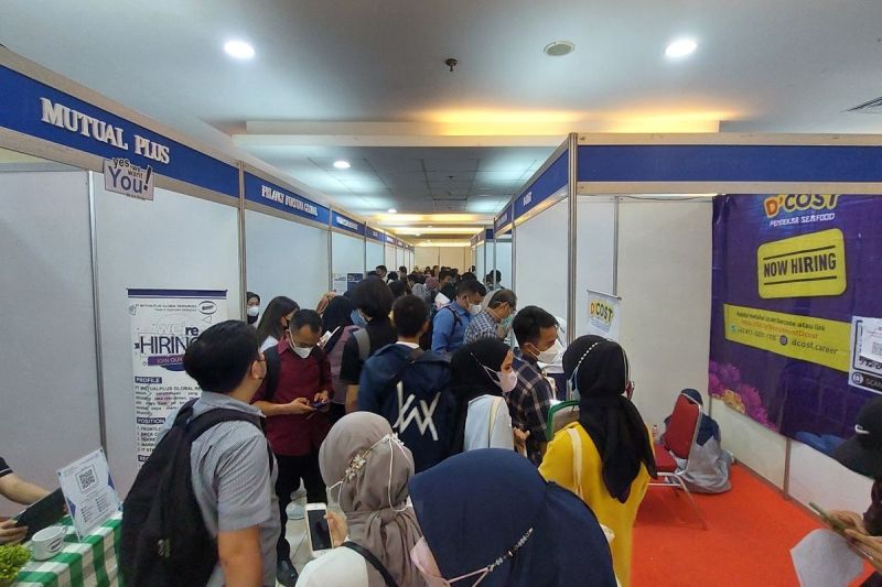 Sekitar 10.000 Pencari Kerja mengantre untuk menghadiri pameran bursa kerja atau job fair di Mall Season City, Jakarta Barat, pada Selasa (2/8/2022).(Kompas.com/MITA AMALIA HAPSARI)