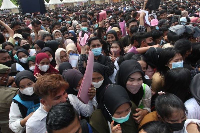 Warga berdesakkan memberika surat lamaran di bursa kerja Kota Batam 2022.(ANTARA/YUDE)