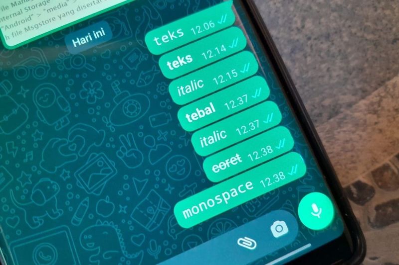 Kode tulisan WA untuk membuat tulisan tebal, miring, coret, dan monospace.(Kompas.com/Wahyunanda Kusuma P)