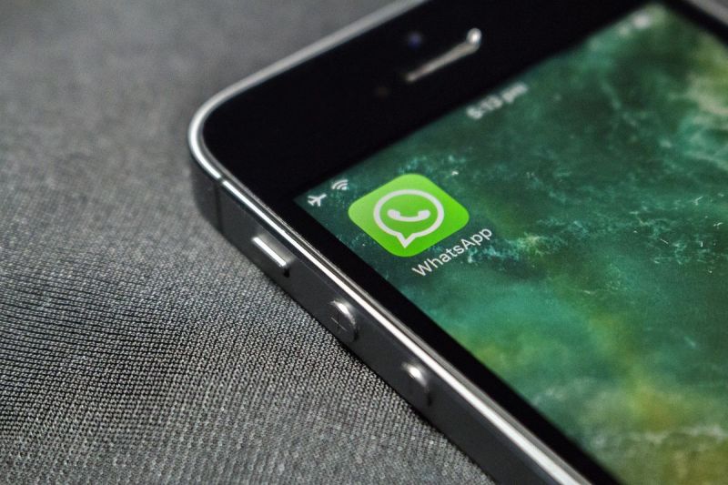 Grup WahtsApp orang-orang senang para tersangka korupsi Pertamina.(Pixabay/Webster2703)