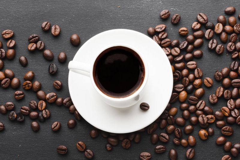 Ilustrasi kopi. Apa kamu suka begadang dengan minum kopi? Kopi memang memberi efek kuat begadang, tetapi ada beberapa hal yang perlu diperhatikan.(freepik)  A