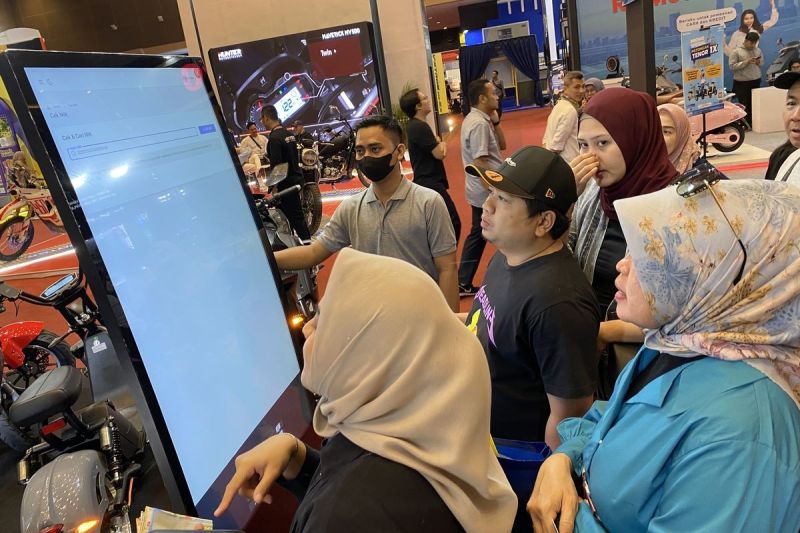 Keseruan pengunjung Jakarta Fair 2023 yang mencoba melakukan cek penerima subsidi motor listrik Rp 7 juta dari pemerintah(KOMPAS.com/daafa)
