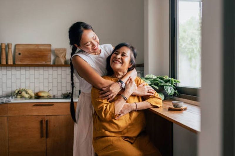 Menghabiskan waktu dengan orang terdekat, seperti keluarga, adalah salah satu cara menjaga kesehatan mental.(iStockPhoto/FreshSplash)