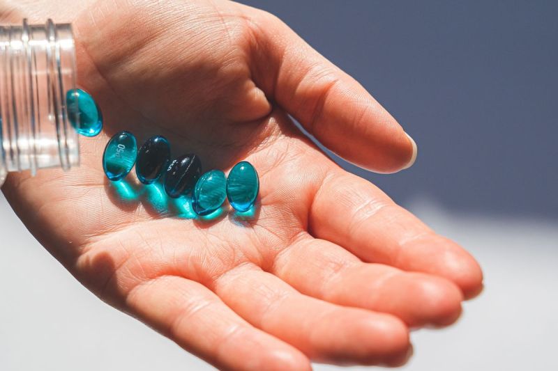Ilustrasi mengonsumsi suplemen vitamin D. Suplemen vitamin D terbukti membantu memperlambat penuaan biologis hingga tiga tahun dengan menjaga panjang telomer.(PEXELS/Castorly )