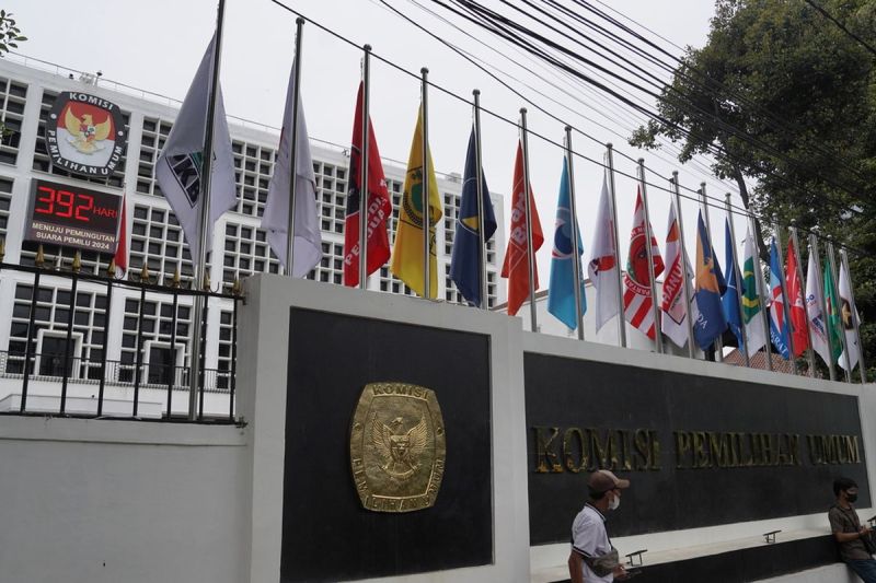 Bendera partai politik dipasang di Kantor Komisi Pemilihan Umum (KPU), Jakarta, Selasa (17/1/2023). KOMPAS/AGUS SUSANTO (AGS) 17-1-2023(AGUS SUSANTO)