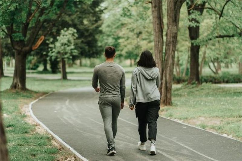 jalan kaki ringan setelah makan