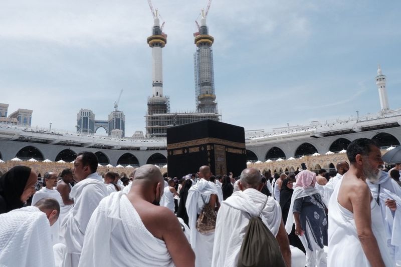 Ilustrasi jemaah haji. Penurunan signifikan angka kematian jamaah haji tahun ini menjadi bukti efektivitas perbaikan layanan kesehatan dan sistem penanganan darurat.(SHUTTERSTOCK/TAMLIKHO TAM)