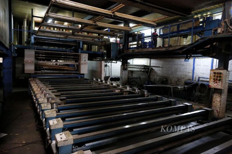 Kondisi salah satu mesin produksi tekstil yang tidak dioperasikan oleh pabrik tekstil di Majalaya, Bandung, Jawa Barat, karena kurangnya orderan yang masuk, Kamis (30/3/2023).